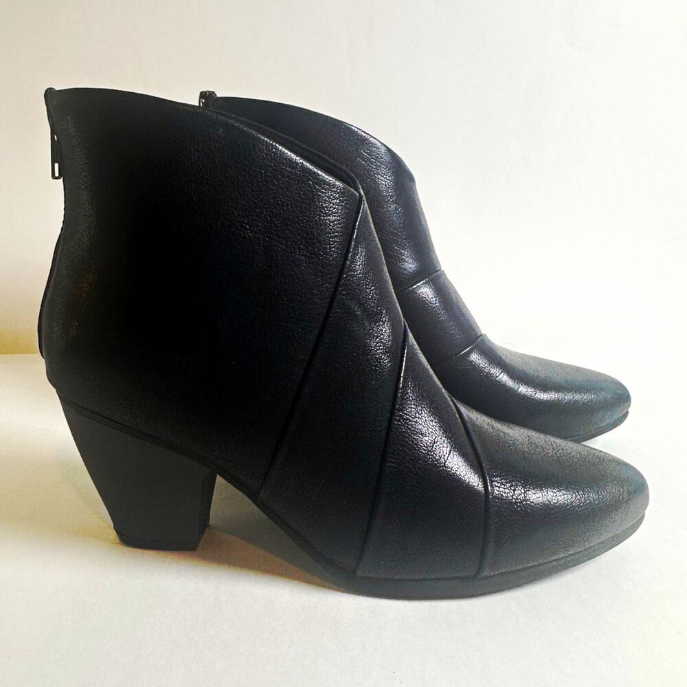 Baretraps Liberty Black Leather Ankle Bootie Zip Block Heel Almond Toe 9.5M